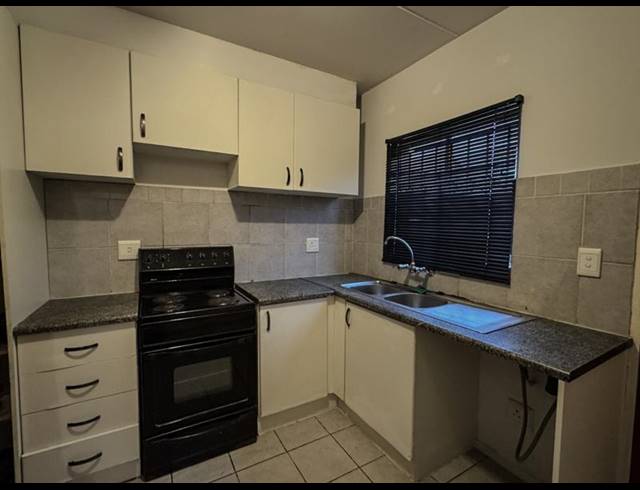 4 BEDROOM TOWNHOUSE FOR SALE IN MONDEOR